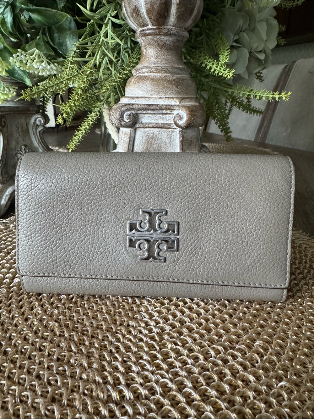 LOW START Tory Burch Taupe Pebbled Leather Wallet w/Logo in EXCELLENT Condition